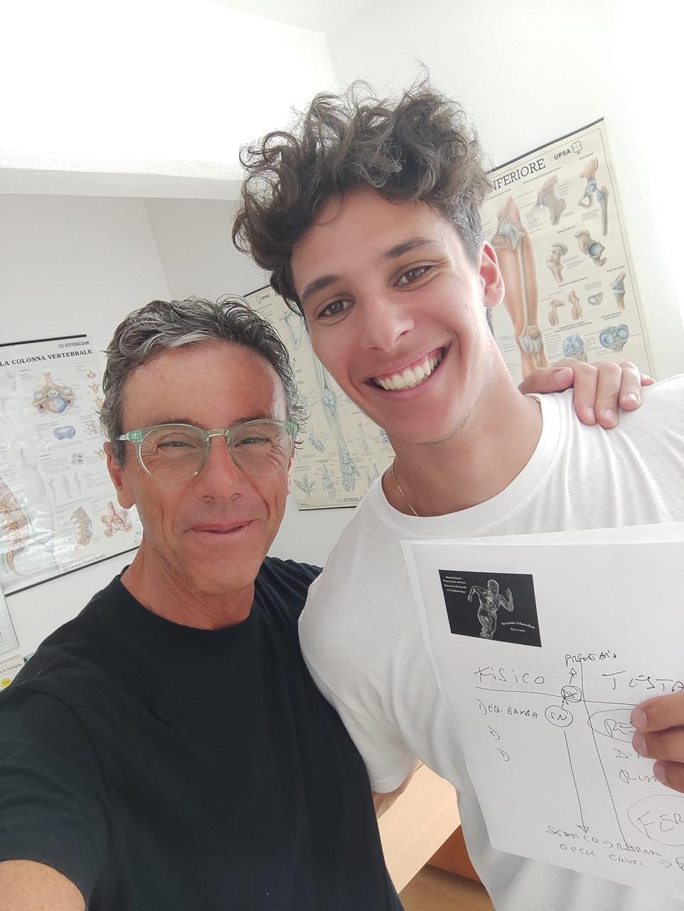 Alessandro Schiasselloni con Matteo Franzoso adulto e il foglio nato dal lavoro svolto insieme